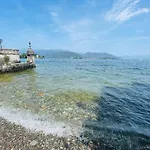 с террасой и видом на озеро в стрезе Stresa