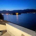 с террасой и видом на озеро в стрезе * Stresa