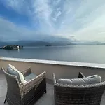 с террасой и видом на озеро в стрезе Appartement *