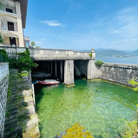 с террасой и видом на озеро в стрезе 스트레사