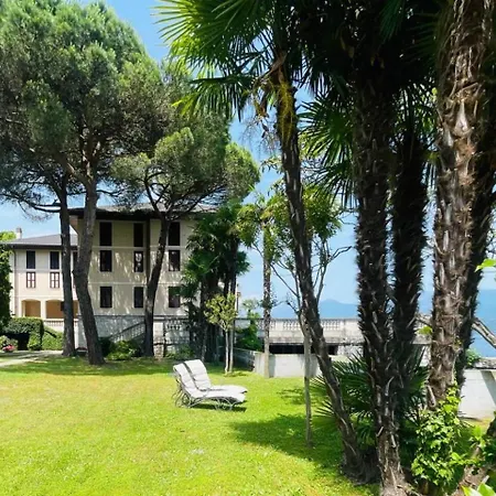 с террасой и видом на озеро в стрезе Lägenhet