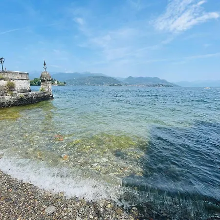 с террасой и видом на озеро в стрезе Stresa