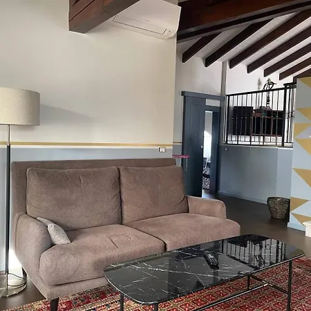 с террасой и видом на озеро в стрезе Lägenhet *