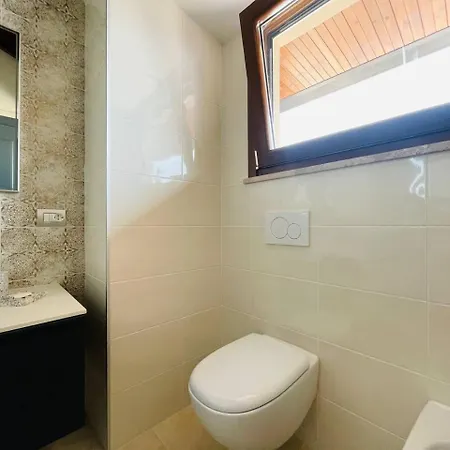 с террасой и видом на озеро в стрезе Lägenhet Stresa