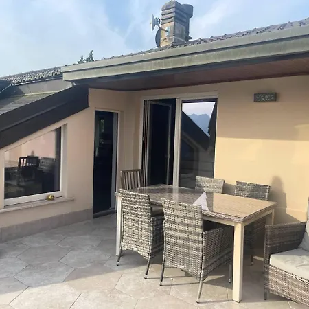 с террасой и видом на озеро в стрезе Apartamento Stresa