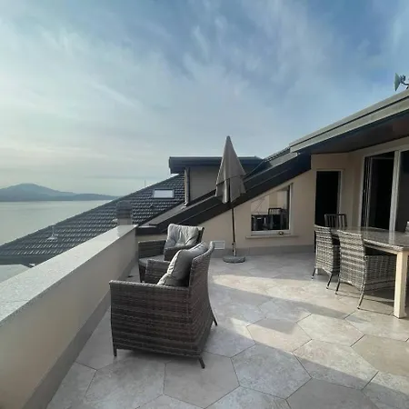 с террасой и видом на озеро в стрезе 스트레사