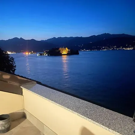 с террасой и видом на озеро в стрезе * 스트레사