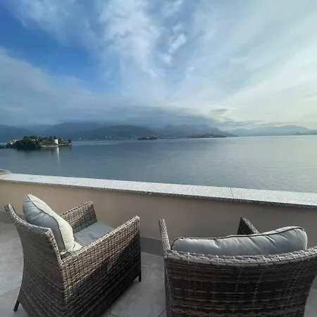 с террасой и видом на озеро в стрезе Lägenhet *