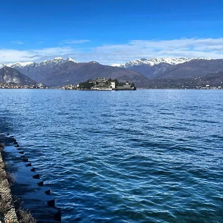 с террасой и видом на озеро в стрезе ستريزا