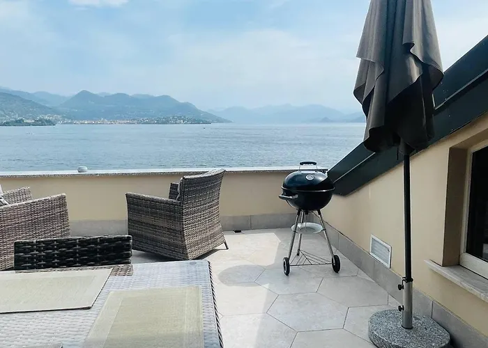 Apartamento с террасой и видом на озеро в стрезе Stresa