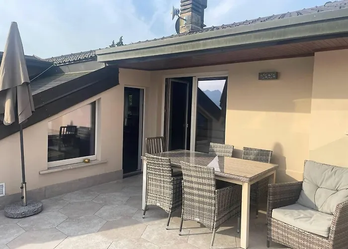 с террасой и видом на озеро в стрезе Apartamento Stresa