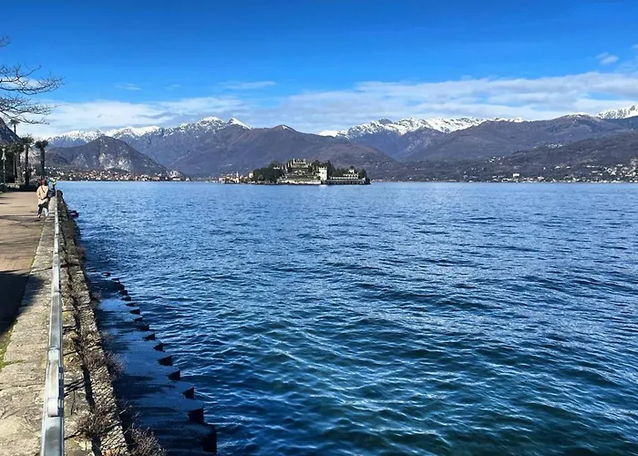 с террасой и видом на озеро в стрезе ستريزا